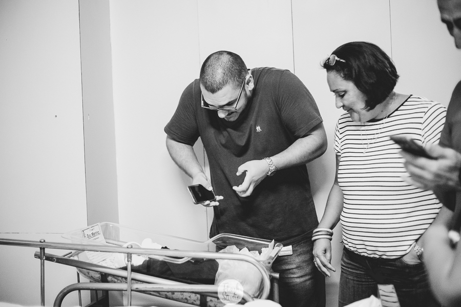 titio vendo o bebe no rio de janeiro, na casa de saude nossa senhora do carmo - Fotografia de parto