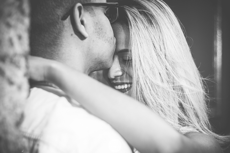 beijo na testa, em ensaio de casal no parque lage rio de janeiro