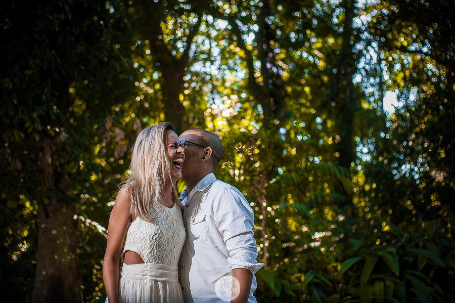 casal rindo muito, em ensaio de casal no parque lage rio de janeiro