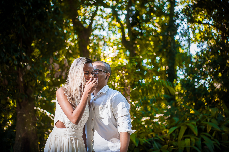 casal rindo, em ensaio de casal no parque lage rio de janeiro