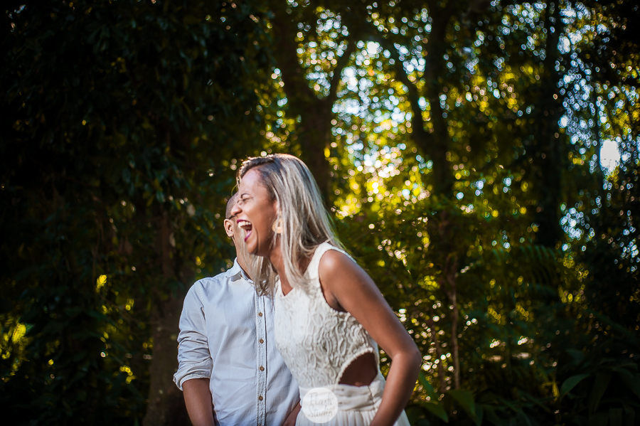casal sorrindo muito, em ensaio de casal no parque lage rio de janeiro