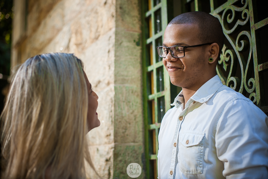 casal se olhando, em ensaio de casal no parque lage rio de janeiro