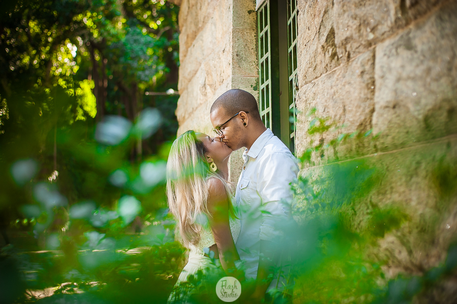 casal se beijando, em ensaio de casal no parque lage rio de janeiro