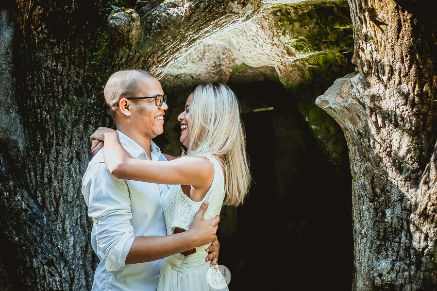 casal sorrindo muito, em pré wedding no parque lage rio de janeiro