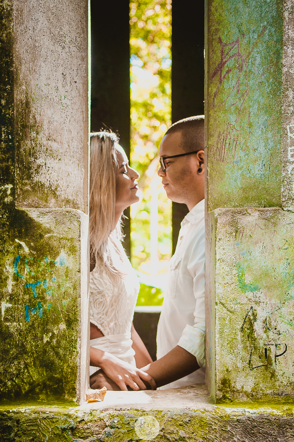 casal lindo se olhando, em pré wedding no parque lage rio de janeiro