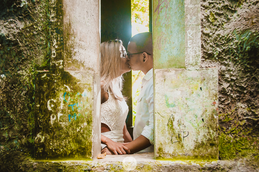 casal se beijando, em pré wedding no parque lage rio de janeiro