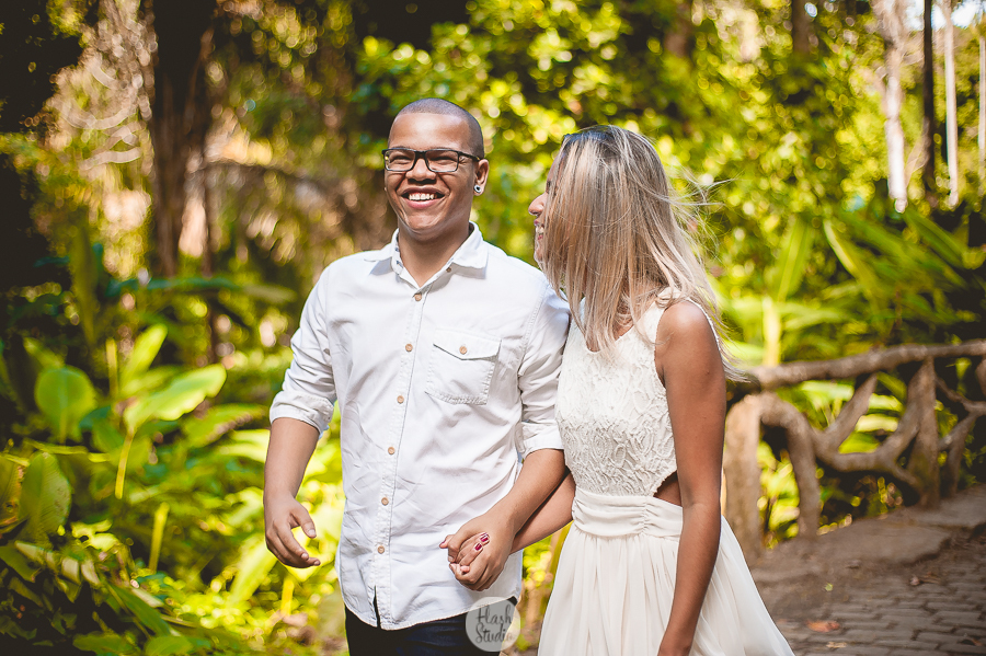 casal rindo muito, em pré wedding no parque lage rio de janeiro