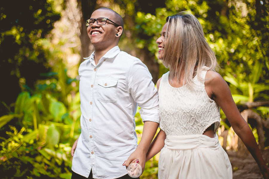 casal rindo, em pré wedding no parque lage rio de janeiro