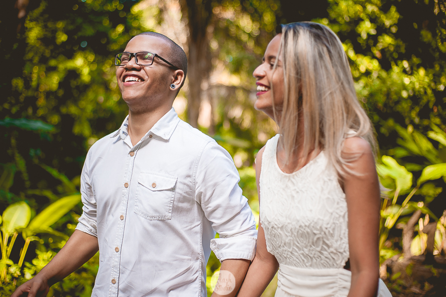 casal de maos dados, em pré wedding no parque lage rio de janeiro