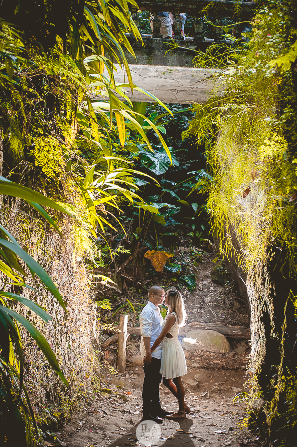 casal abraçado, com luz por tras, ensaio de casal no parque lage rio de janeiro 