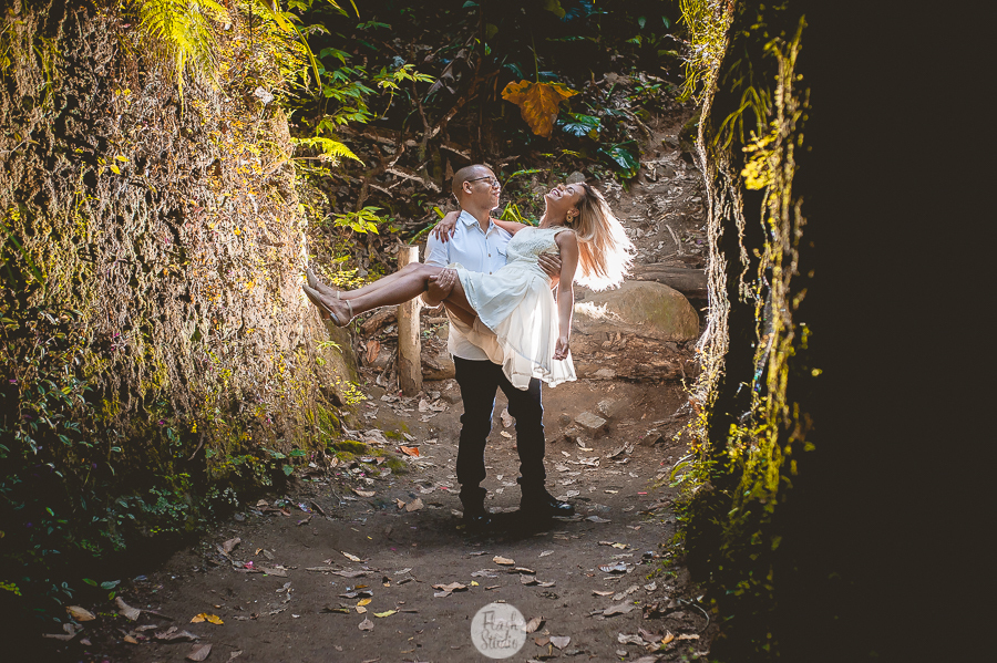noivo com a noiva no colo, em pré wedding no parque lage rio de janeiro