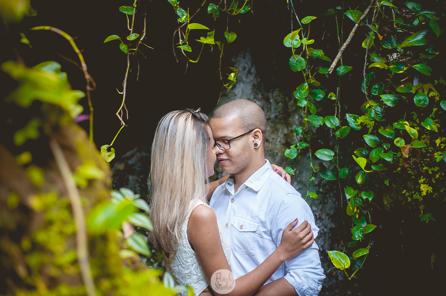 casal se olhando, em pré wedding no parque lage rio de janeiro