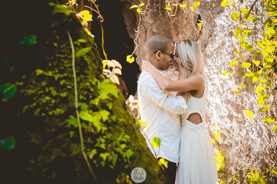 casal abraçado lindos, em pré wedding no parque lage rio de janeiro