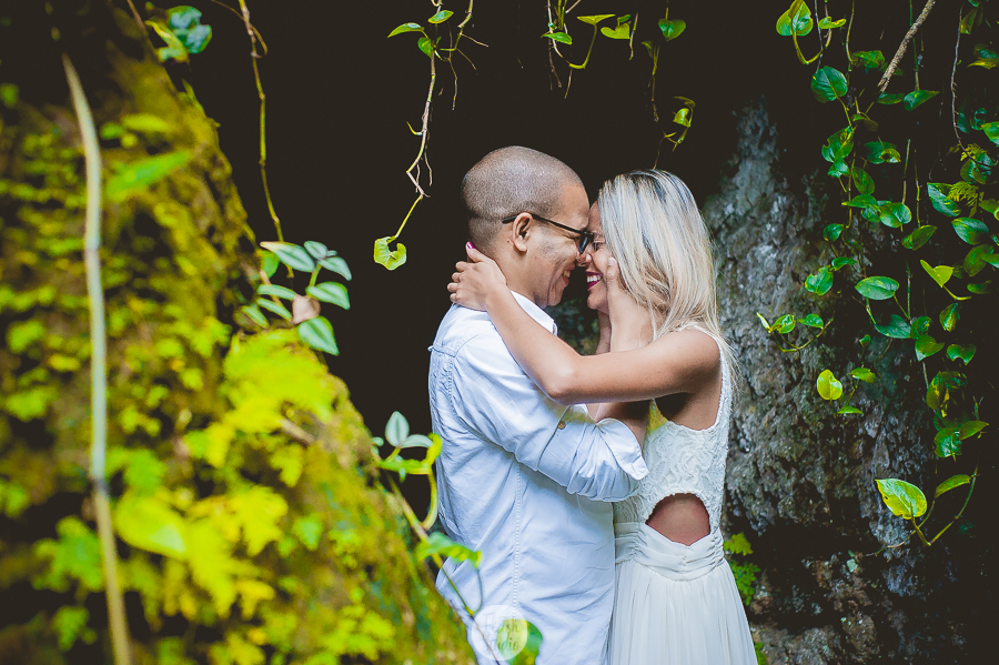 casal juntinho, em pré wedding no parque lage rio de janeiro