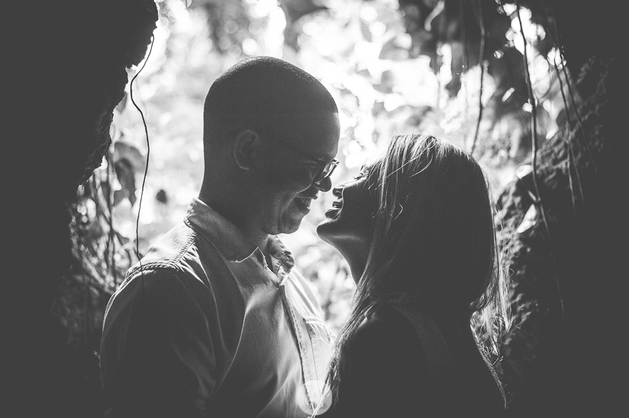 silhueta de casal, em pré wedding no parque lage rio de janeiro