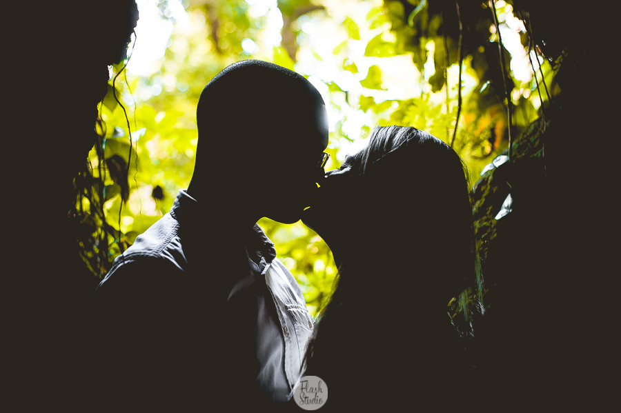 casal se beijando, silhueta, em pré wedding no parque lage rio de janeiro