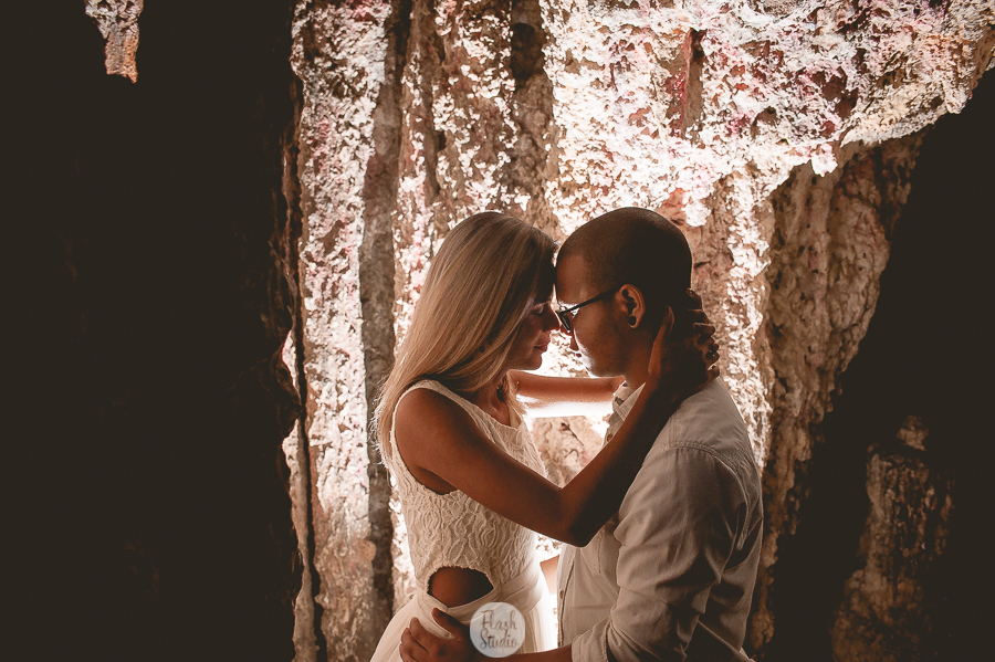 noivos em caverna, em pré wedding no parque lage rio de janeiro