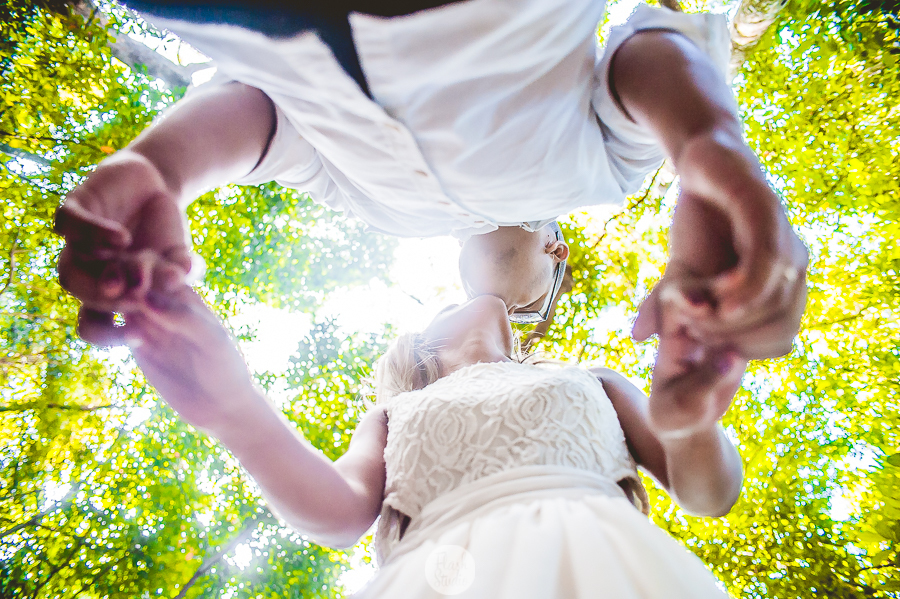 noivos de mãos dados, em pré wedding no parque lage rio de janeiro