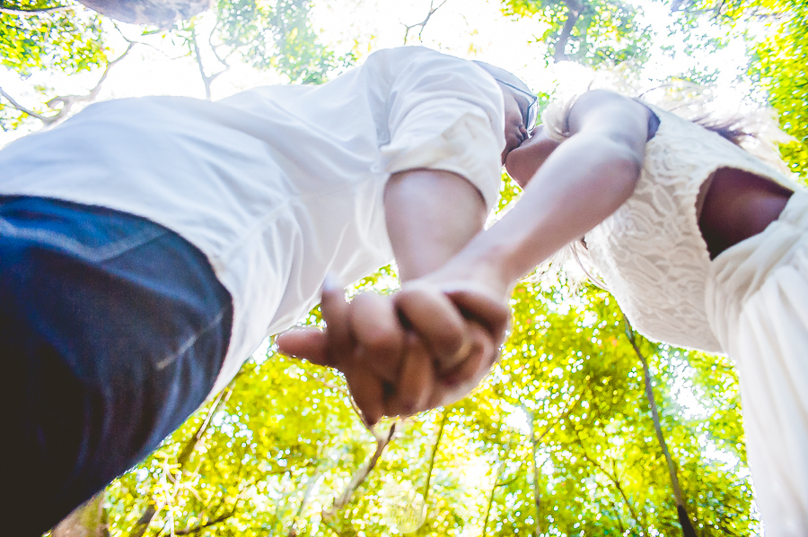 noivos de mãos dadas dando beijo, em pré wedding no parque lage rio de janeiro