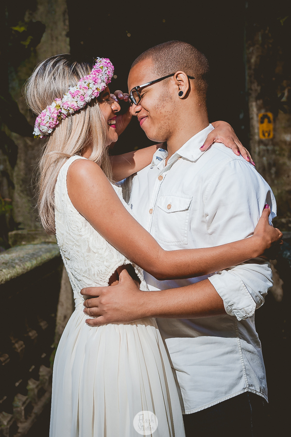 noivos abraçados, em pré wedding no parque lage rio de janeiro