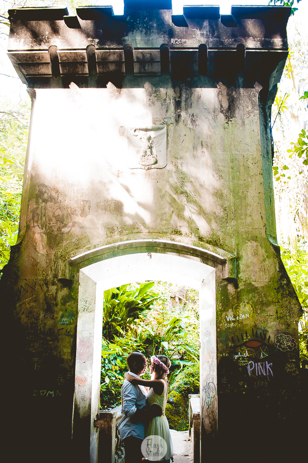 noivos no portal do parque lage, em pré wedding no parque lage rio de janeiro