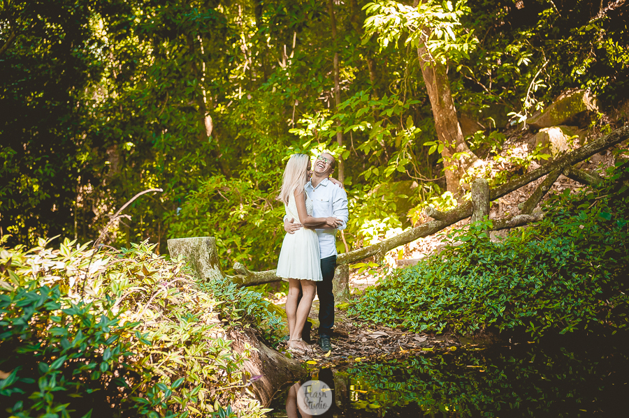  casal abraçado em lago, no pré wedding no parque lage rio de janeiro
