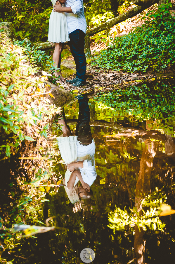 reflexo de casal, em pré wedding no parque lage rio de janeiro