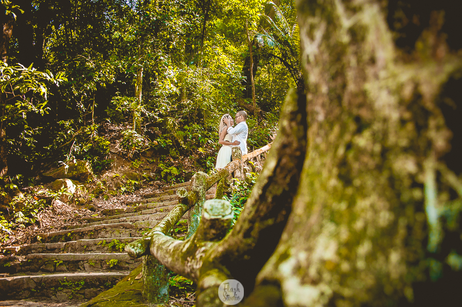 noivos na escadinha, em pré wedding no parque lage rio de janeiro