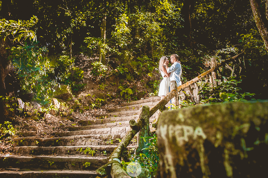 noivos na escada, em pré wedding no parque lage rio de janeiro