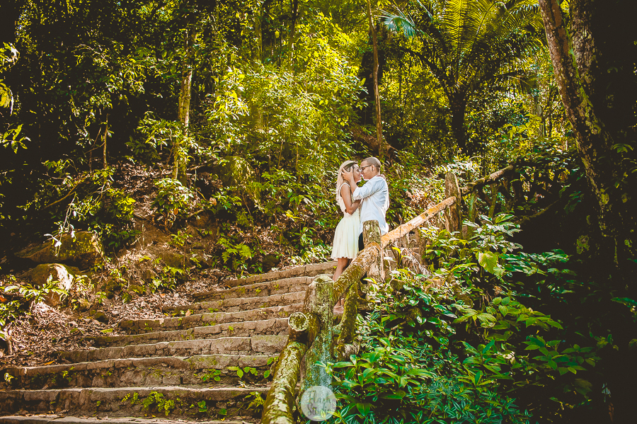 noivos em uma linda escada, em pré wedding no parque lage rio de janeiro