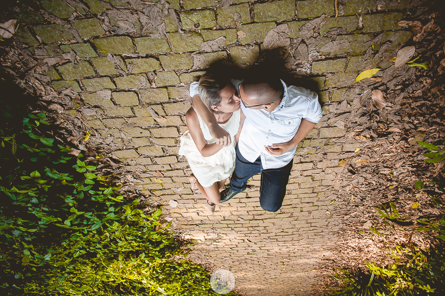 noivos deitados no chão, em pré wedding no parque lage rio de janeiro