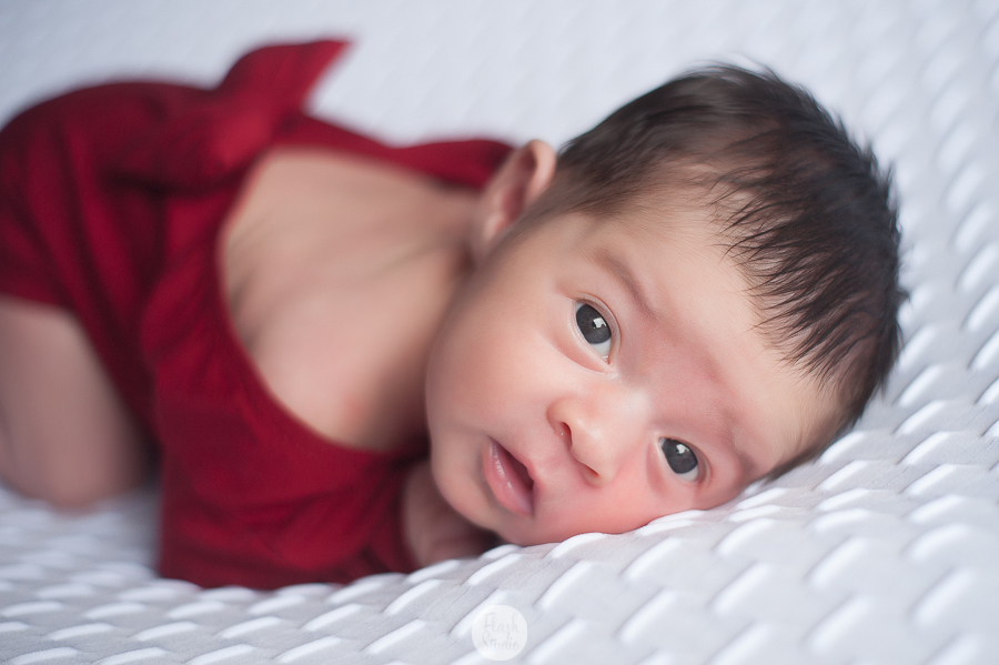fotografia newborn no rio de janeiro - bebe olhando pra camera