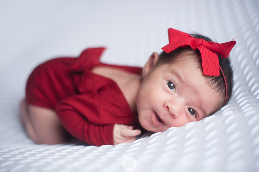 fotografia newborn no rio de janeiro - bebe sorrindo de vermelho