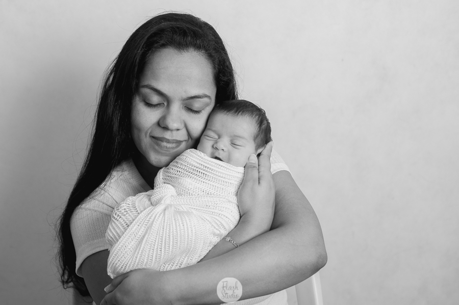 fotografia newborn no rio de janeiro - bebe no colo da mae