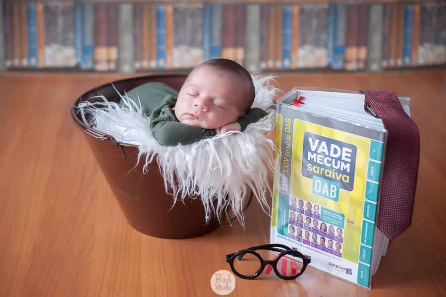 newborn do arthur no rio de janeiro - bebe com livro de direito
