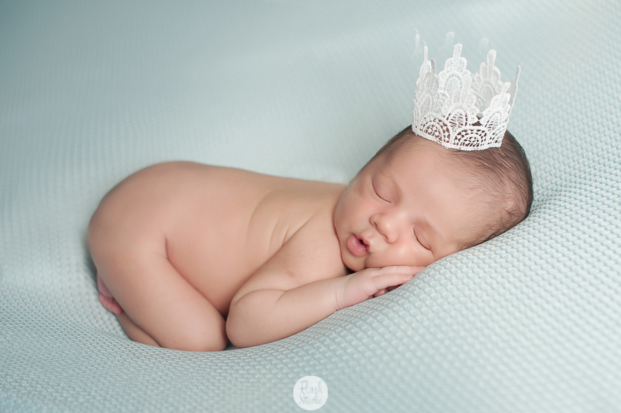 newborn do arthur no rio de janeiro - bebe com coroa de principe