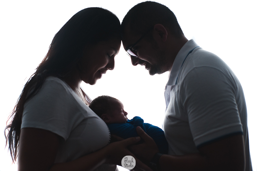 newborn do arthur no rio de janeiro - familia com bebe no colo