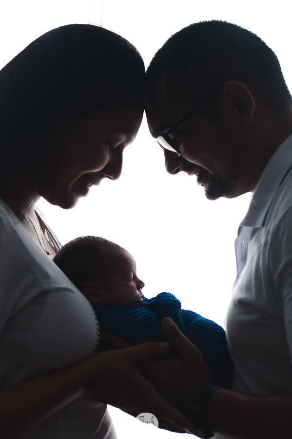 newborn do arthur no rio de janeiro - familia linda com bebe no colo