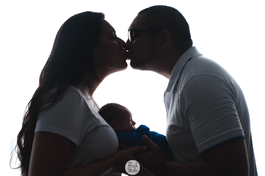 newborn do arthur no rio de janeiro - familia com bebe no colo - pais dando um beijo