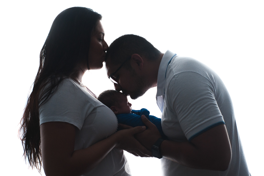 newborn do arthur no rio de janeiro - familia com bebe no colo - pai beijando o bebe
