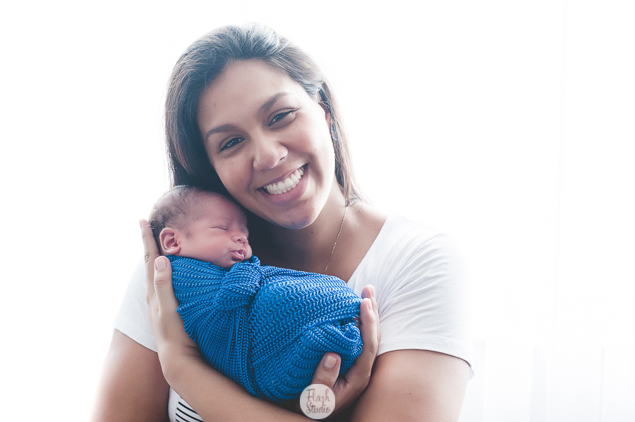 newborn do arthur no rio de janeiro - mamae com bebe no colo