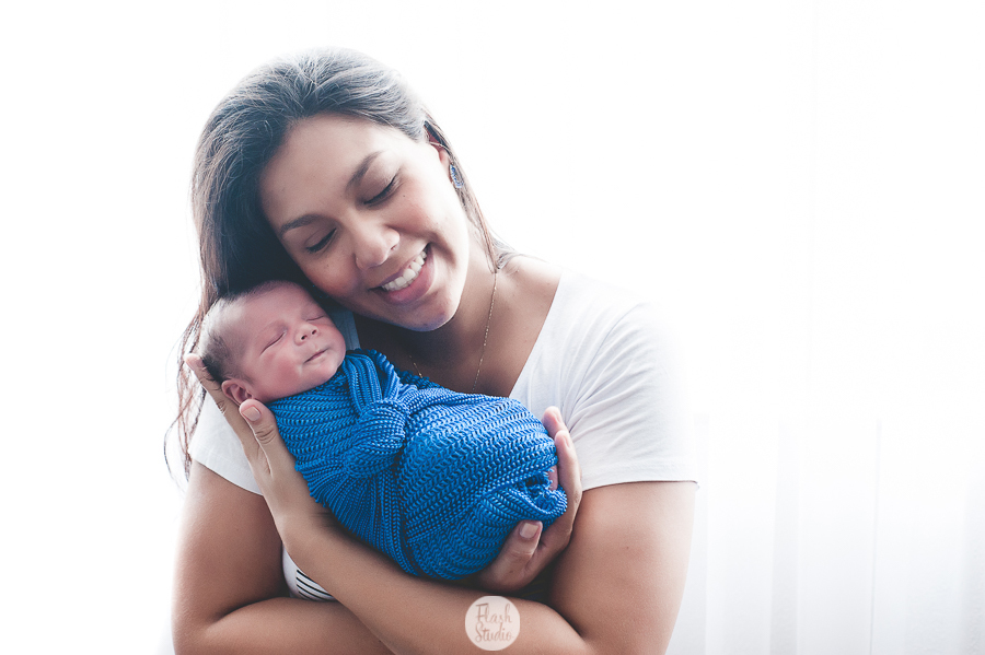 newborn do arthur no rio de janeiro - mamae com bebe no colo sorrindo