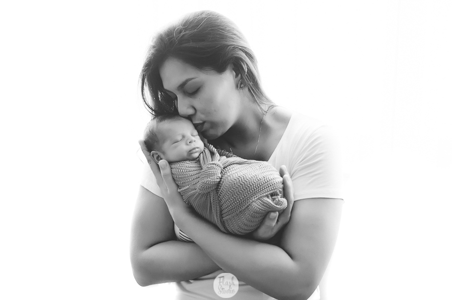 newborn do arthur no rio de janeiro - mamae com bebe no colo, beijando bebe