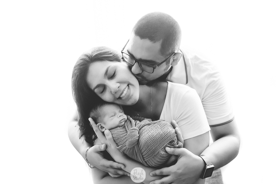 newborn do arthur no rio de janeiro - pai beijando mae com bebe no colo