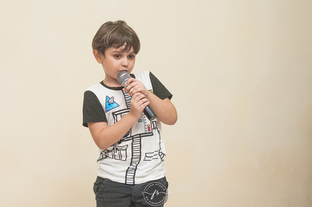 menino cantando em festa de 1 aninho, do show da luna em campo grande, rio de janeiro