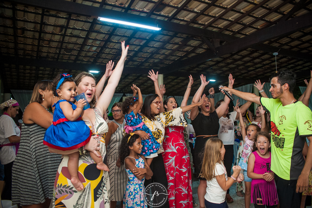 mulheres dançando em festa de 1 aninho, do show da luna em campo grande, rio de janeiro