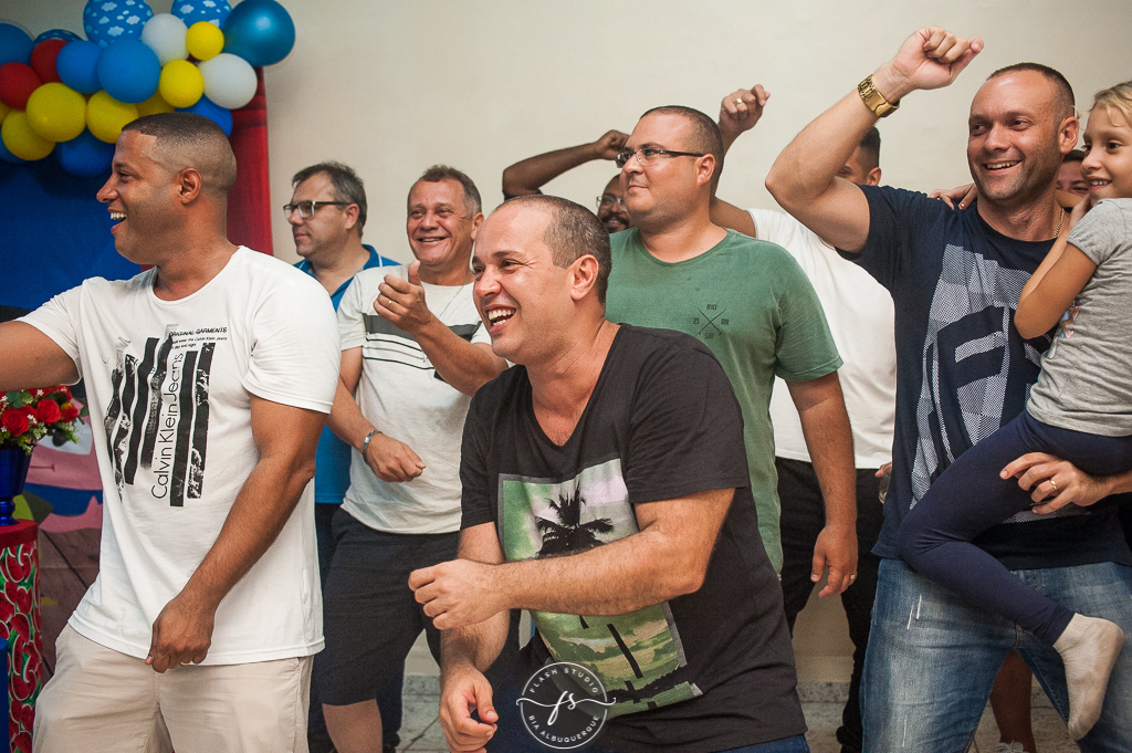 homens dançando em festa de 1 aninho, do show da luna em campo grande, rio de janeiro