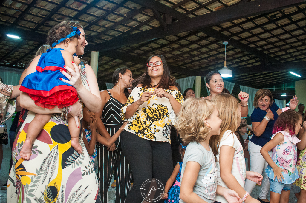 meninas dançando em festa de 1 aninho, do show da luna em campo grande, rio de janeiro