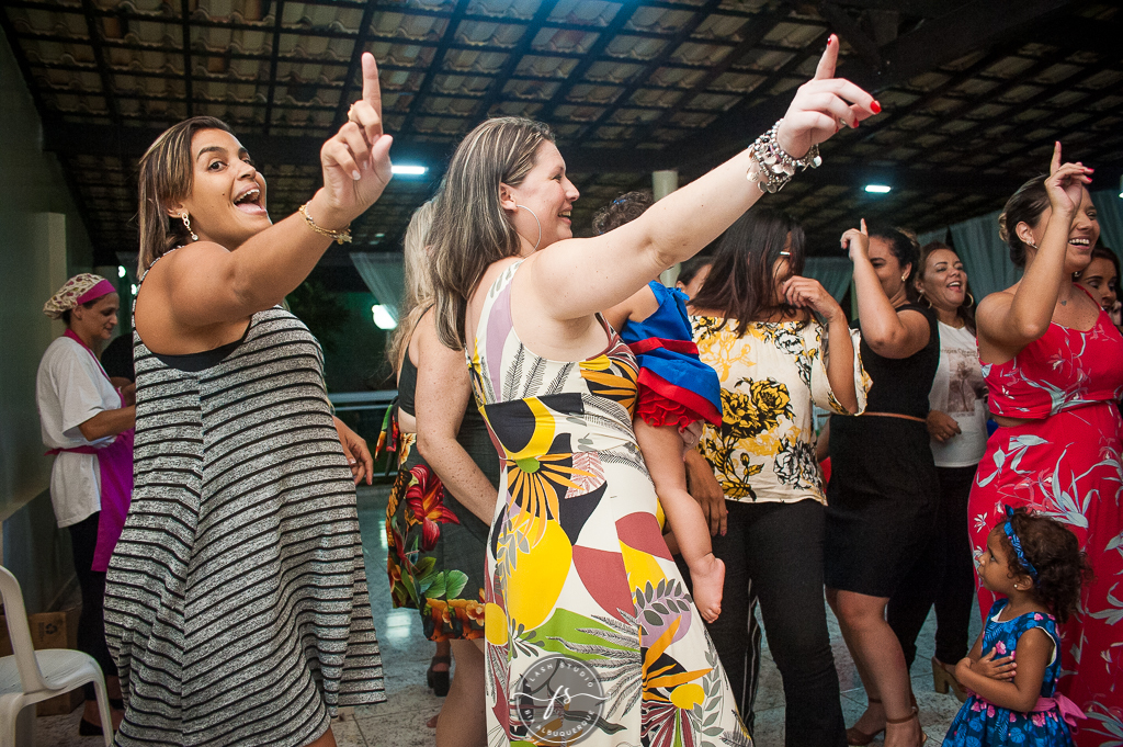 mulherada dançando em festa de 1 aninho, do show da luna em campo grande, rio de janeiro