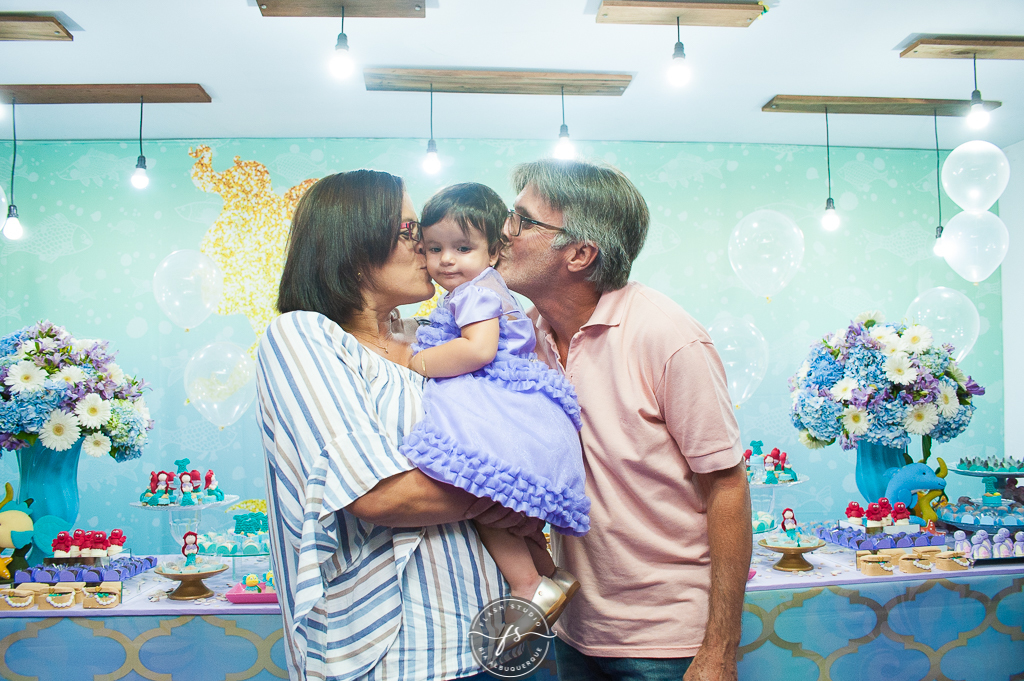 beijo dos avós em festa de 1 ano da pequena sereia giovana no Na Vila festas no valqueire, rio de janeiro
